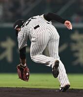　８回、代打の巨人キャベッジの打球を好捕するも内野安打にする中野（撮影・西田忠信）