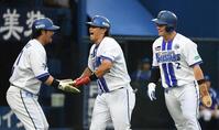 　１回、井上（中央）は右中間に逆転満塁本塁打を放ち、宮崎（左）、牧（右）に迎えられる（撮影・佐藤厚）