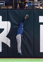 　８回、嶺井の打球を好捕する矢沢