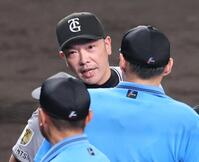 　８回、リプレー検証の後、阪神の先制点が認められて抗議し退場処分を受ける阿部監督（撮影・立川洋一郎）