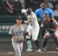 　４回、佐藤輝を空振り三振に斬る井上（撮影・飯室逸平）