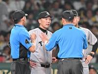 　８回、森下の生還をめぐるリクエスト結果に対して審判と話をする阿部監督（撮影・西田忠信）