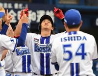 　１回、井上（中央）は右中間に逆転満塁本塁打を放ち、ベンチにがい旋する（撮影・佐藤厚）