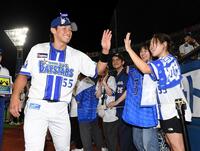 　女性ファンから祝福され、笑顔を見せる井上（撮影・佐藤厚）