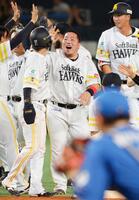 　逆転サヨナラ打を放ち、生還した代走緒方（左手前）とタッチする山川