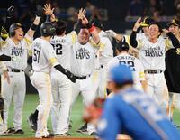 逆転サヨナラ打を放ち、ナインに祝福される山川（中央）