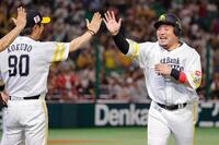 　逆転サヨナラ打を放ち、小久保監督（左）とタッチする山川
