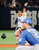 　９回、ビデオ判定でサヨナラ勝ちとなり、二塁上で喜ぶ山川。手前は日本ハムの一塁手清宮幸