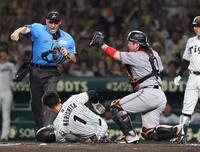 　８回、大山の内野安打で本塁生還を狙った森下（１）は、一端アウト判定を受ける（撮影・北村雅宏）