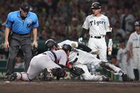 　８回、大山の内野安打で先制の生還を果たす森下（撮影・北村雅宏）