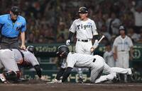 　８回、大山の内野安打で先制の生還を果たす森下（撮影・北村雅宏）