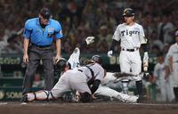 　８回、大山の内野安打で先制の生還を果たす森下（撮影・北村雅宏）