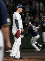 　10回、来田（奥）に勝ち越しソロを浴びた佐々木