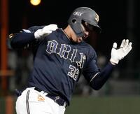 　10回、勝ち越しソロを放ち喜びながら塁間を走る来田