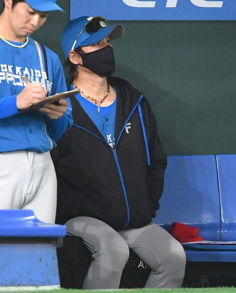 　ベンチで０が並ぶスコアボードを見つめる新庄監督（撮影・開出牧）