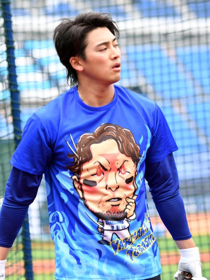 　戸柱のイラストが描かれた青炎Ｔシャツを着た森敬（撮影・佐藤厚）