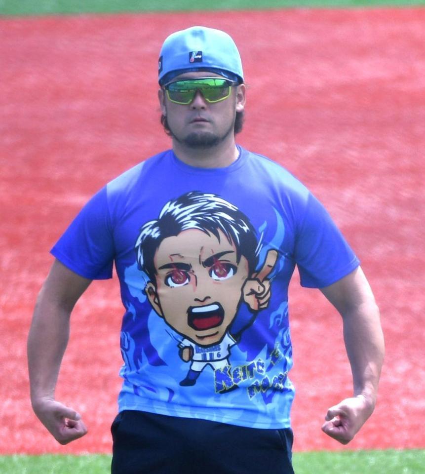 森敬斗のイラストが描かれた青炎Ｔシャツを着たＤｅＮＡ・戸柱恭孝＝横浜スタジアム（撮影・佐藤厚）