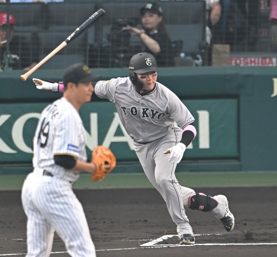 　１回、左前打を放つ丸（撮影・飯室逸平）