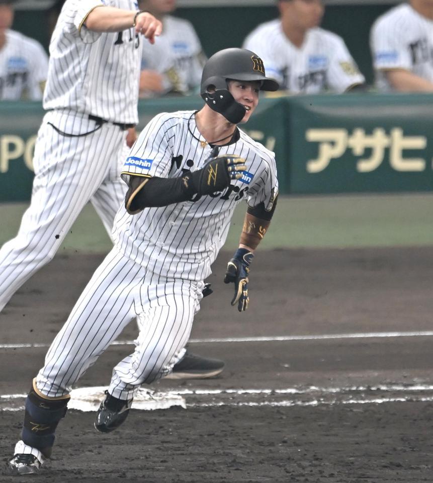 　３回、安打を放ち巨人守備の乱れる間に三塁へ激走する中野（撮影・飯室逸平）