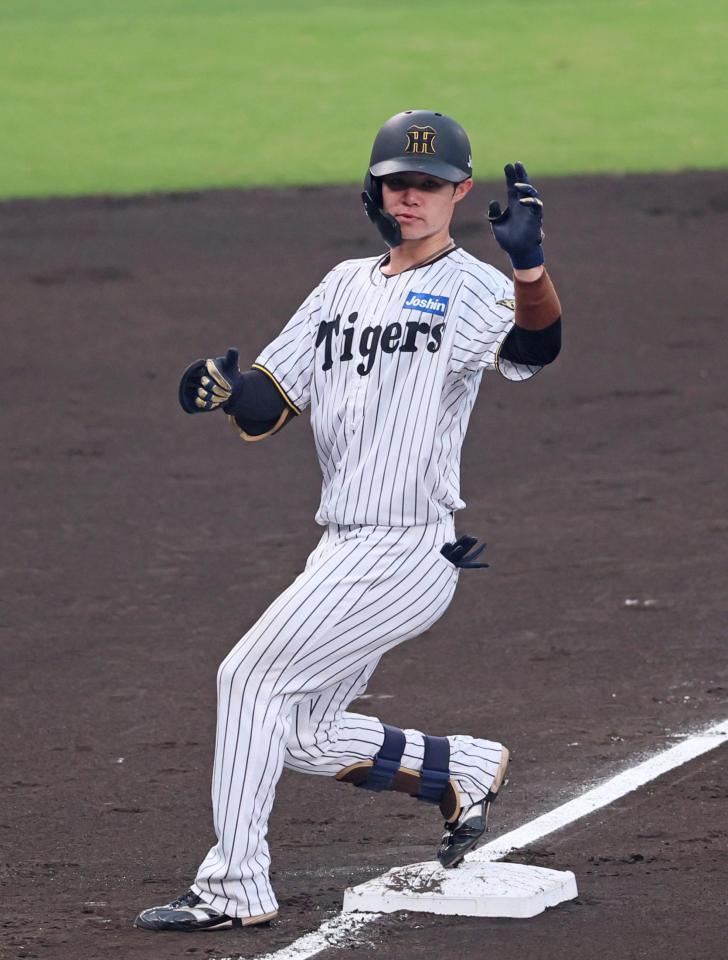 　３回、左前打を放ち相手エラーの間に三塁へ進む中野（撮影・立川洋一郎）