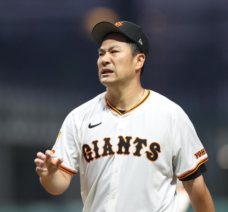 　４回表終了時、厳しい表情を見せる田中将（撮影・佐々木彰尚）