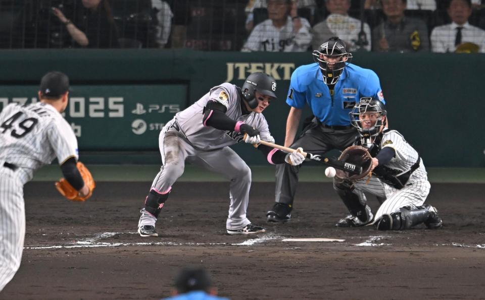 　８回、送りバントを決める丸（撮影・飯室逸平）