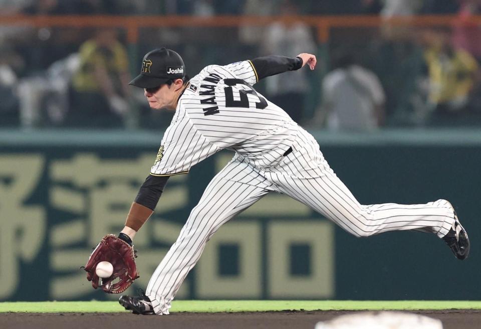 　８回、代打・キャベッジのゴロを捕球する中野だが、内野安打となる（撮影・北村雅宏）