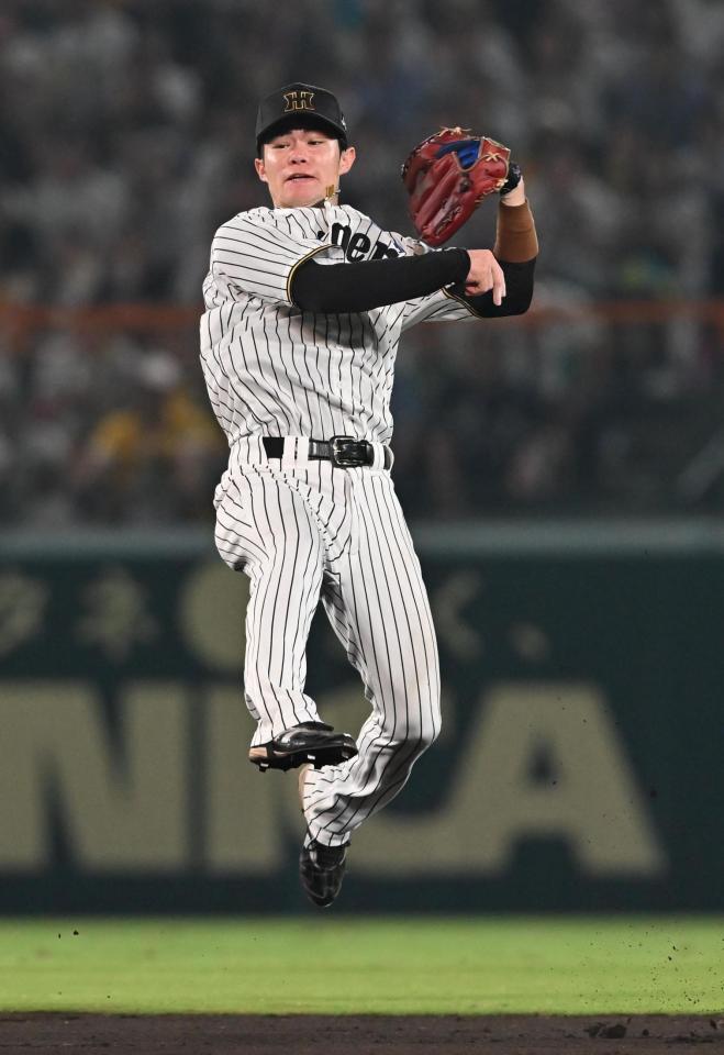 　８回、代打の巨人キャベッジの当たりで好守備を見せるも内野安打にする中野（撮影・西田忠信）