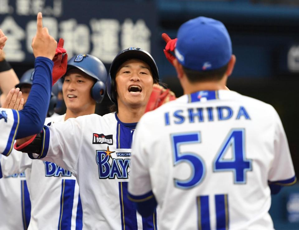 　１回、井上（中央）は右中間に逆転満塁本塁打を放ち、ベンチにがい旋する（撮影・佐藤厚）