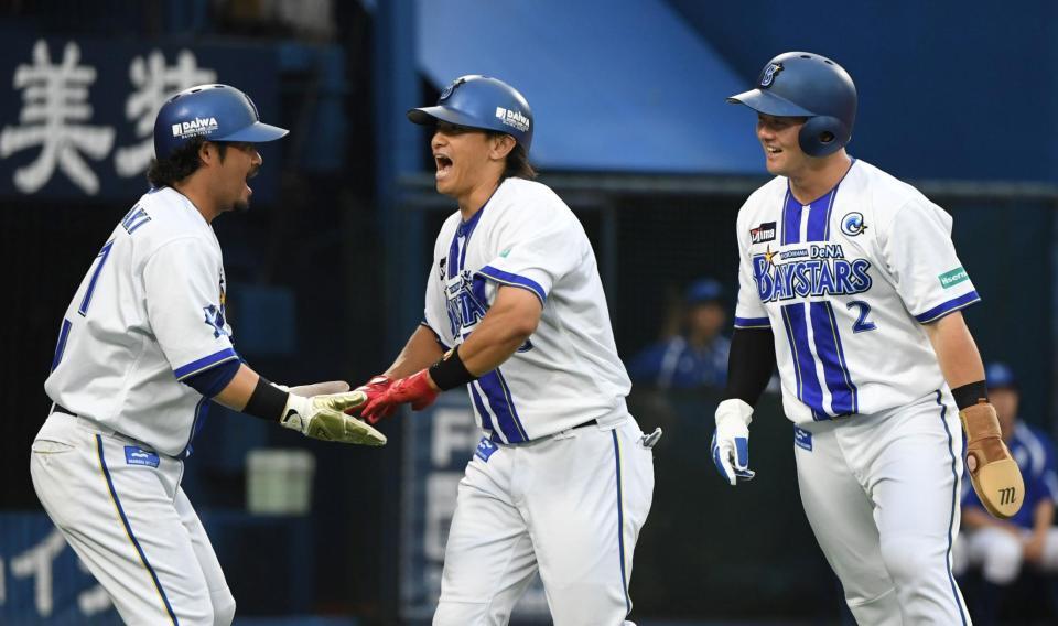 　１回、井上（中央）は右中間に逆転満塁本塁打を放ち、宮崎（左）、牧（右）に迎えられる（撮影・佐藤厚）