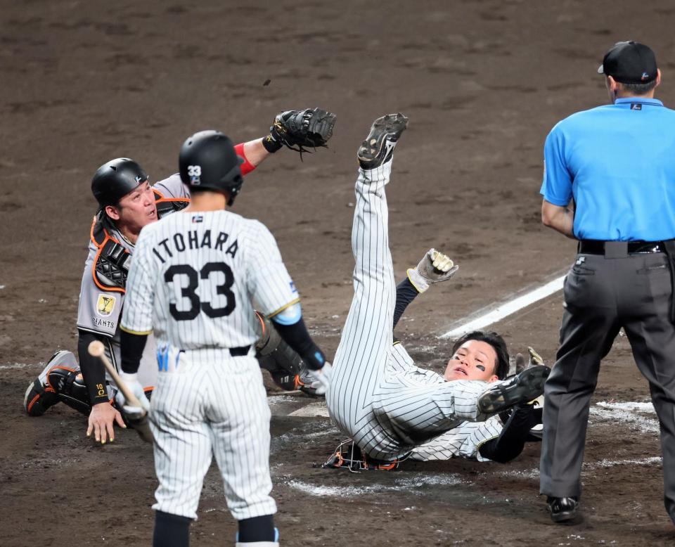 　８回、大山の適時内野安打で先制の生還を果たす森下。左は捕手・甲斐（撮影・立川洋一郎）