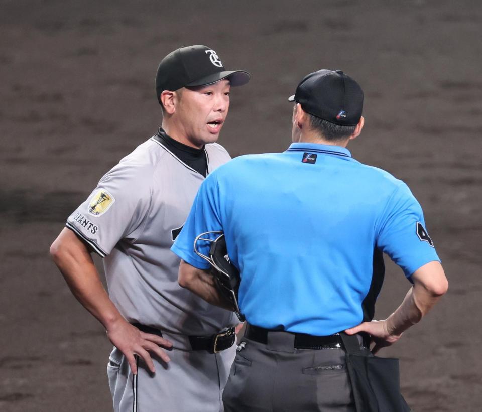 　８回、大山の適時内野安打で森下の生還がリプレー検証の後、翻り抗議する阿部監督（撮影・立川洋一郎）