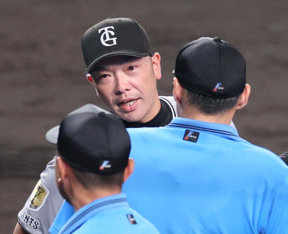 　８回、リプレー検証の後、阪神の先制点が認められて抗議し退場処分を受ける阿部監督（撮影・立川洋一郎）