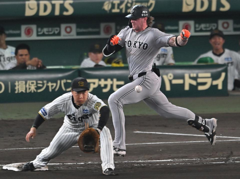 　８回、内野安打で出塁するキャベッジ（撮影・飯室逸平）