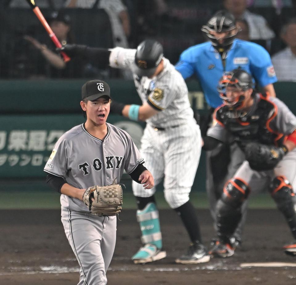 　４回、佐藤輝を空振り三振に斬る井上（撮影・飯室逸平）