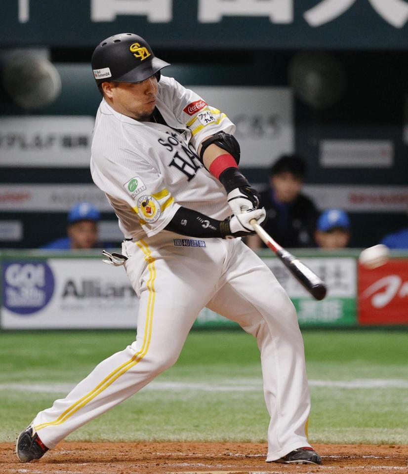 　９回、山川が左越えに逆転サヨナラの２点二塁打を放つ