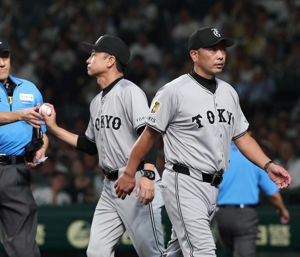 　８回途中、退場宣告を受け、足早にベンチ奥へ向かう阿部監督（右）＝撮影・北村雅宏