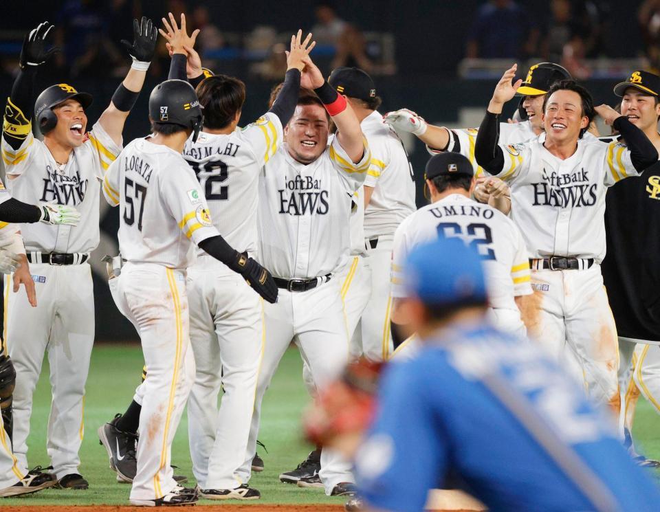逆転サヨナラ打を放ち、ナインに祝福される山川（中央）