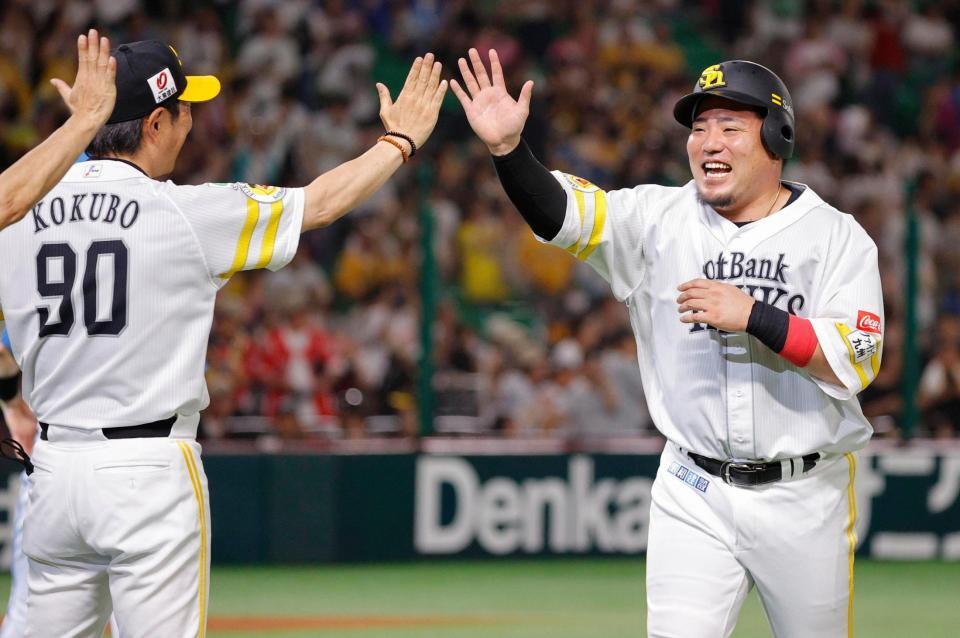 　逆転サヨナラ打を放ち、小久保監督（左）とタッチする山川