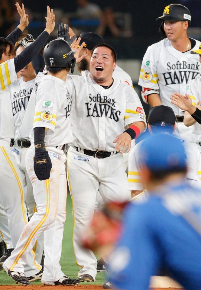 　逆転サヨナラ打を放ち、生還した代走緒方（左手前）とタッチする山川