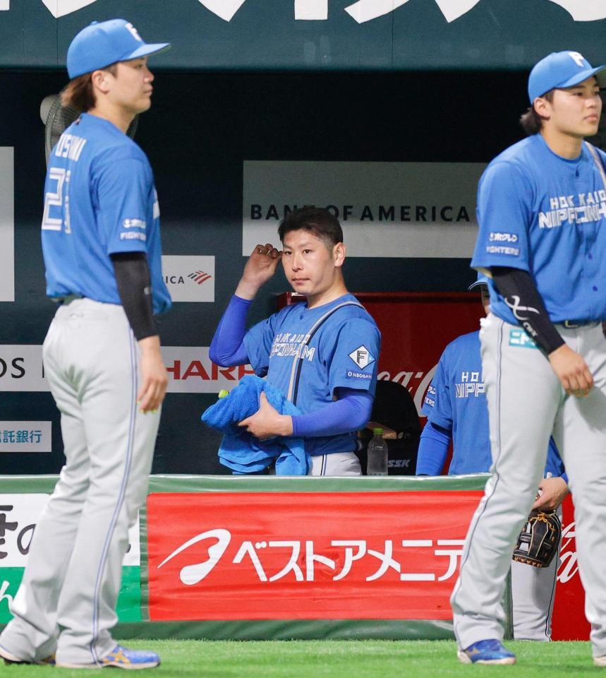 　サヨナラ負けし、引き揚げる日本ハム・加藤貴（中央）