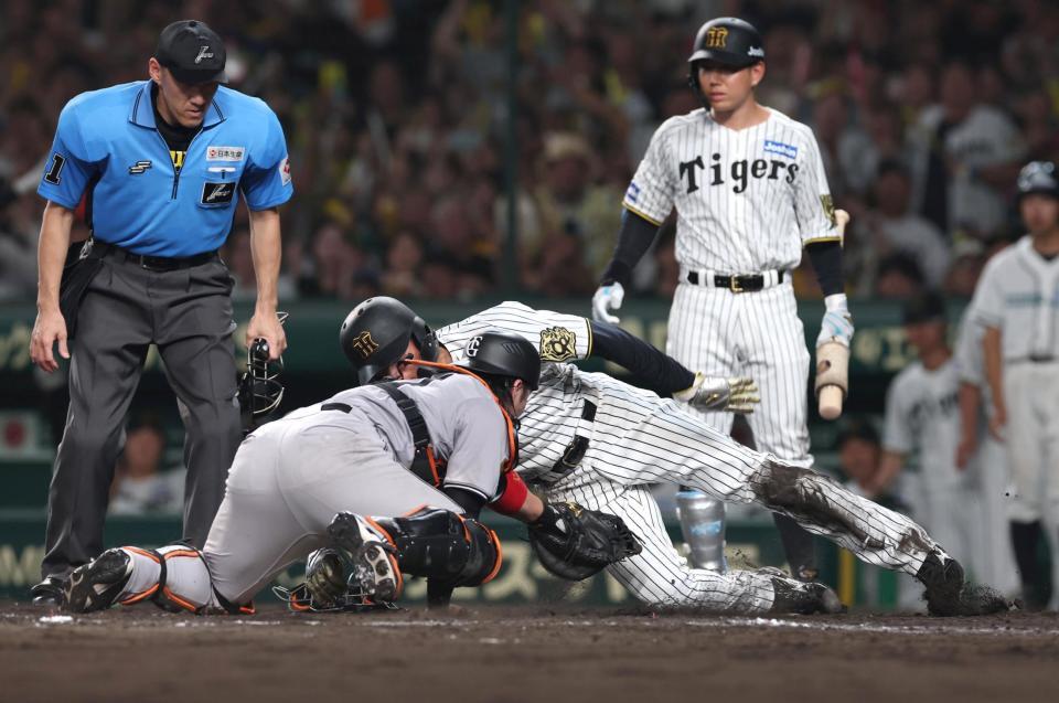 　８回、大山の内野安打で先制の生還を果たす森下（撮影・北村雅宏）