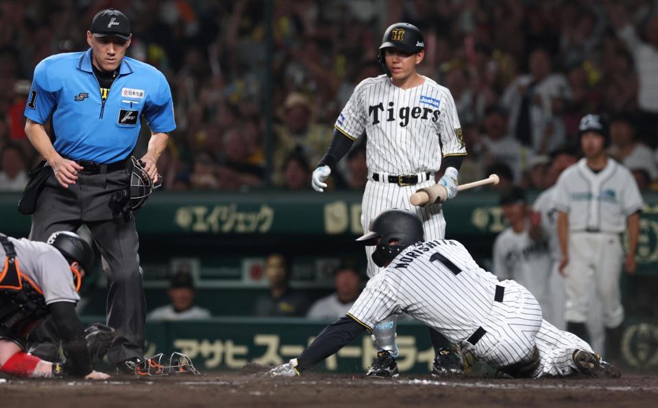 　８回、大山の内野安打で先制の生還を果たす森下（撮影・北村雅宏）