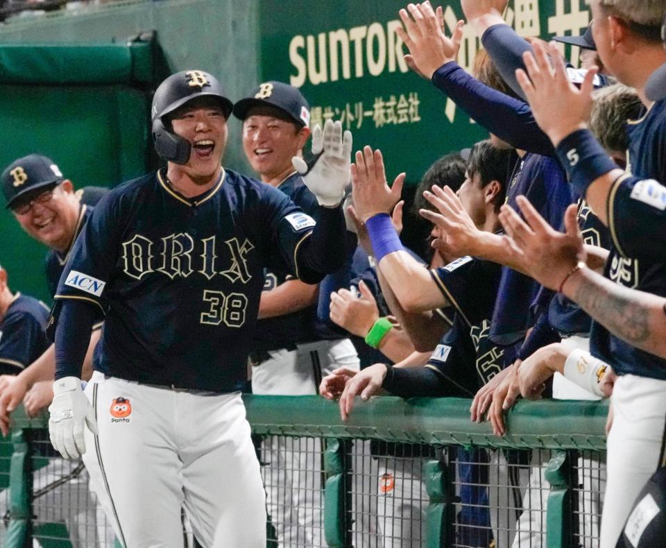 　10回、勝ち越しソロを放ち迎えられる来田