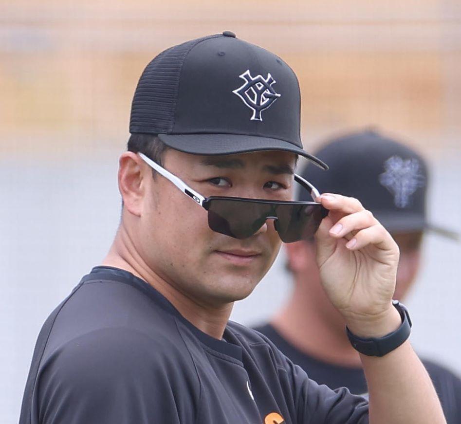 　サングラスを外す田中将（撮影・佐々木彰尚）