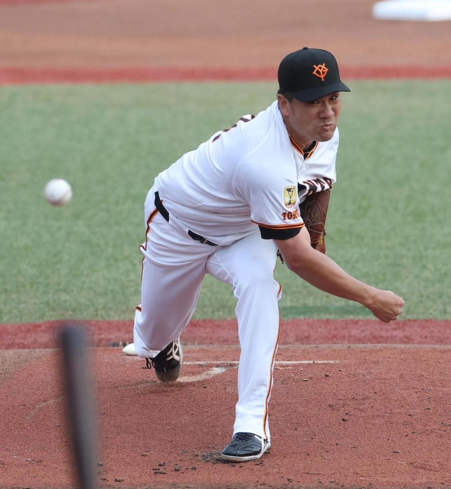 　ヤクルト打線相手に力投する田中将（撮影・佐々木彰尚）