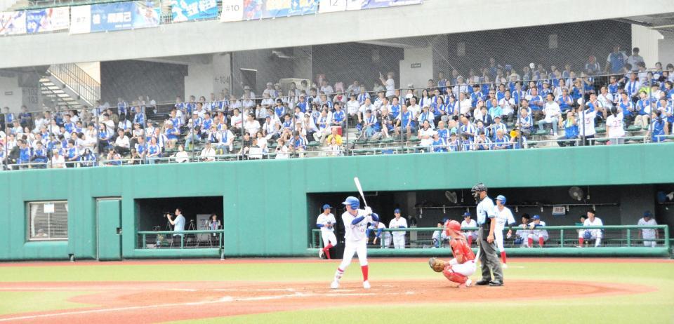 　日産自動車のチームカラーである青色で埋め尽くされたスタンドを背に打席へ入る主将の石毛