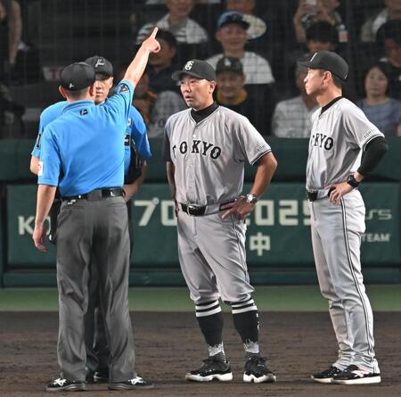 　８回、リクエストの結果に抗議したとして、退場となった阿部監督