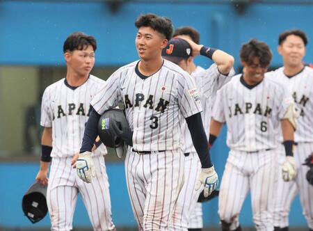 　試合に勝利し笑顔を見せる創価大・立石（手前）ら（撮影・石井剣太郎）