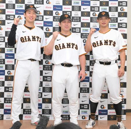 　オールスターゲームの選手間投票で選出され、笑顔を見せる（左から）山崎、甲斐、吉川（撮影・伊藤笙子）